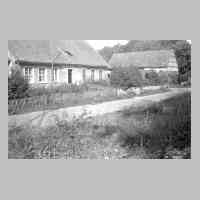 076-1002 Plibischken 1989 - Das Haus gegenueber der Kirche, in dem die Raiff-eisenbank untergebracht war und der Lehrer Wald wohnte.jpg